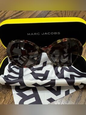 Marc Jacobs Tortoiseshell Frame Sunglasses with Brown Gradient Lenses